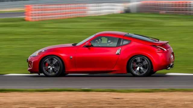 Nissan 370z trang bị động cơ V6 3.7L với hộp số tự động 7 cấp 