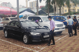 Khách hàng xem xe ô tô cũ giá rẻ