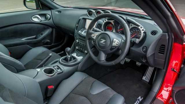 Khoang nội thất của Nissan 370z 2017 