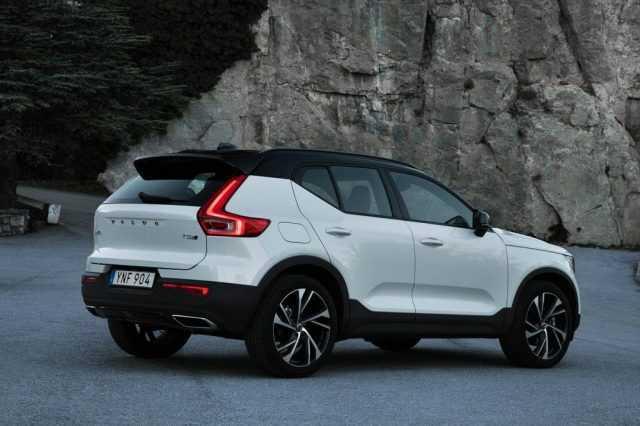Đánh giá Volvo XC40 khi quan sát từ phía sau.