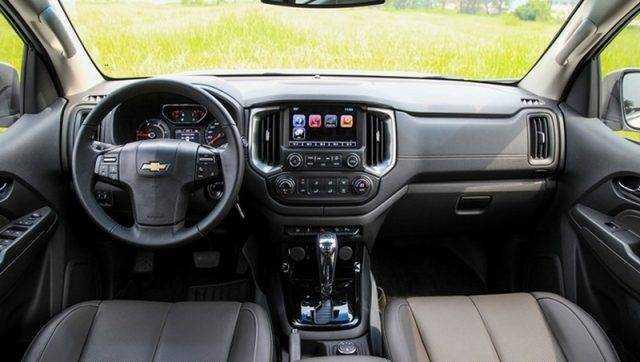 So sánh thiết kế nội thất Chevrolet Trailblazer 2018 và Hyundai SantaFe 2018