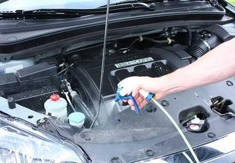 Hướng dẫn vệ sinh khoang máy xe Toyota Vios đúng cách