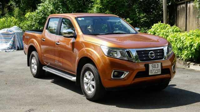 So sánh nội ngoại thất Nissan Navara và Toyota Hilux 2016-2017