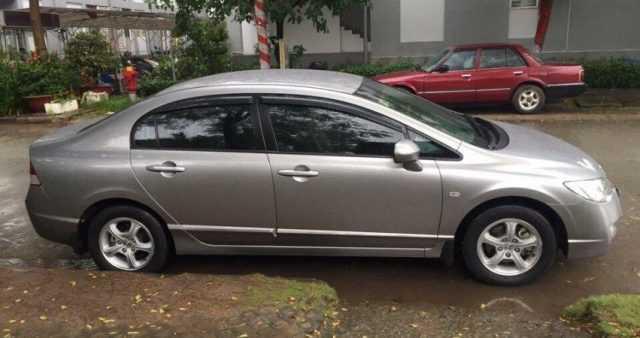 Xe Honda Civic 1.8 AT 2008 nhìn từ góc ngang.