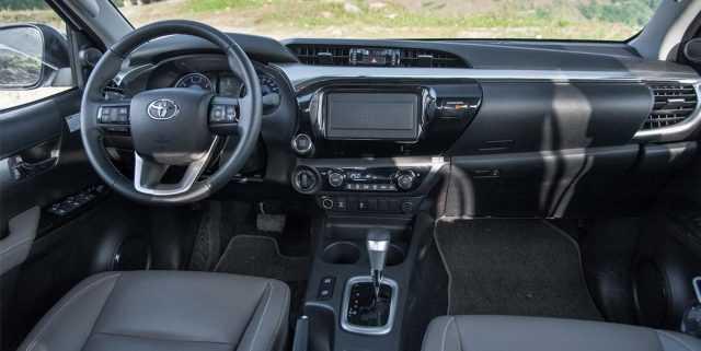 So sánh nội ngoại thất Nissan Navara và Toyota Hilux 2016-2017