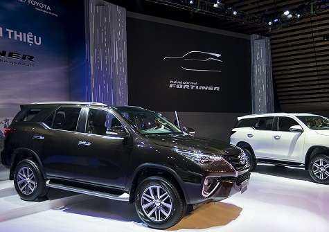 Mua ô tô đắt hơn trăm triệu: Dân buôn cò quay, khách hàng ấm ức