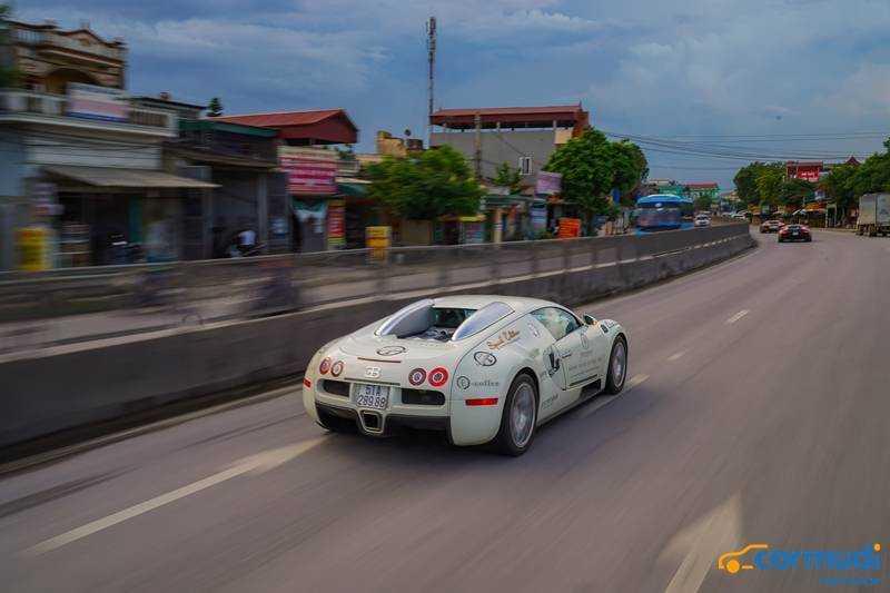 Bugatti Veyron xuyên việt