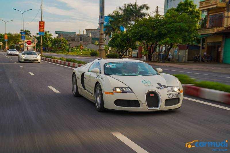 Bugatti Veyron xuyên việt