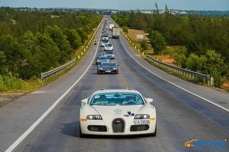 Bugatti Veyron xuyên việt