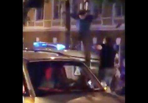 Trèo lên xe cảnh sát ăn mừng, cổ động viên Nga nhận cái kết đắng