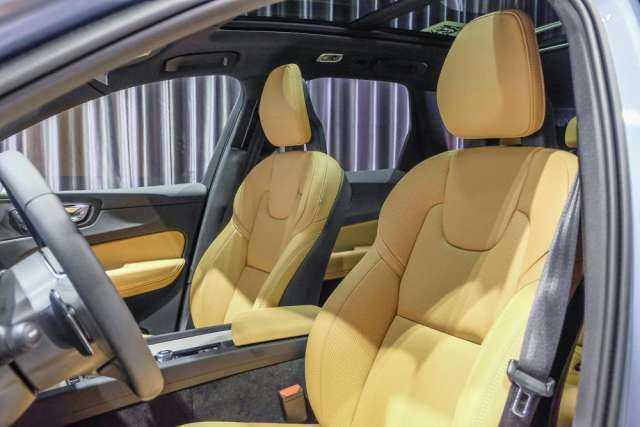 Mercedes-Benz GLC và Volvo XC60 - nội thất nào nổi bật hơn?