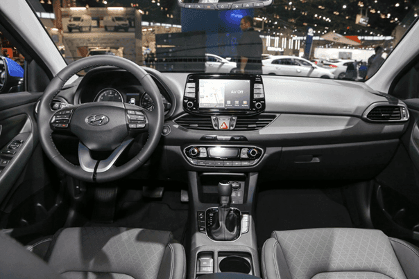 Cùng đặt Hyundai Elantra và Kia Cerato lên bàn cân so sánh