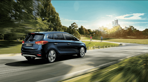 So sánh hai mẫu xe MPV gia đình: Kia Rondo và Toyota Innova.