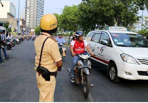 Lỗi rẽ không xi-nhan phạt bao nhiêu tiền?