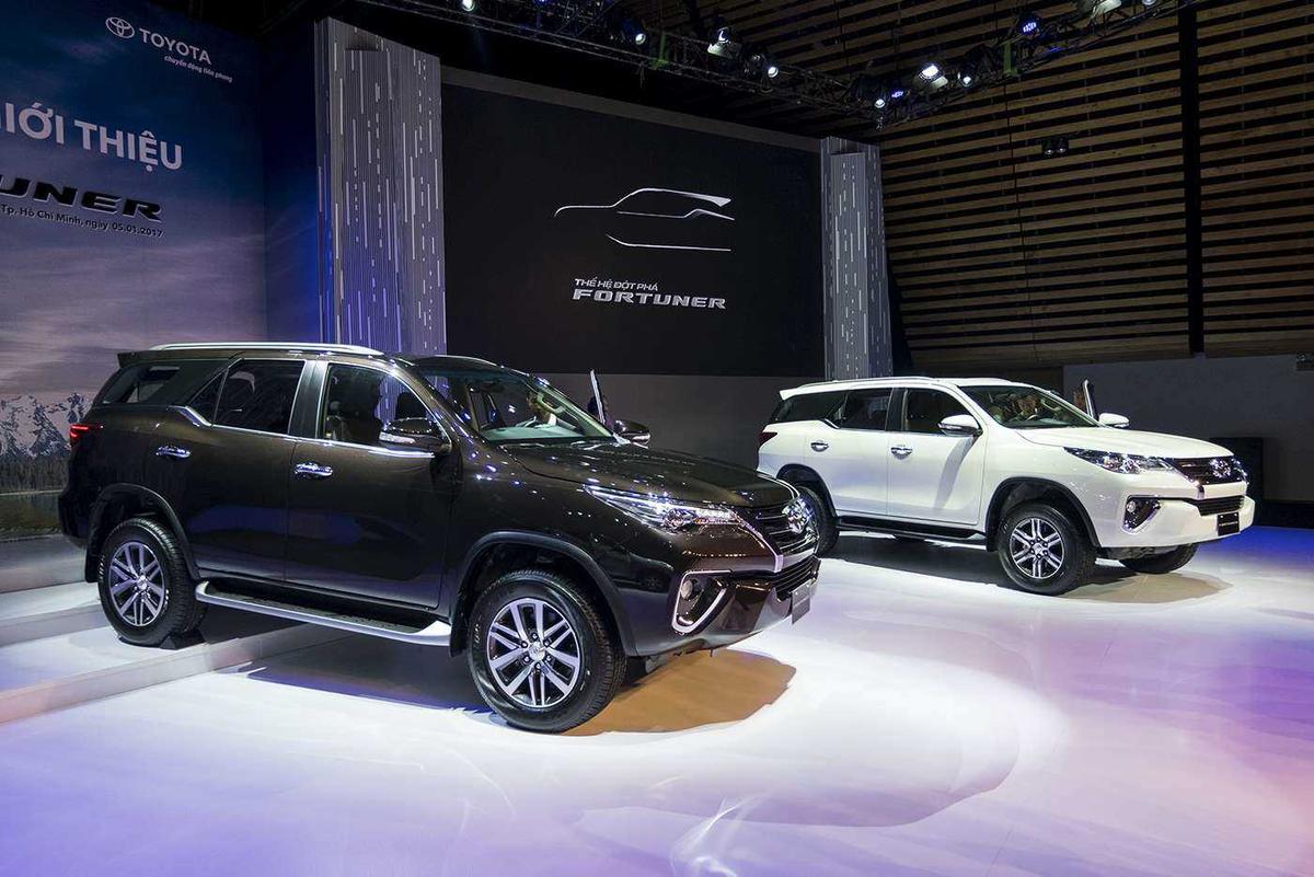 Mua ô tô đắt hơn trăm triệu: Dân buôn cò quay, khách hàng ấm ức