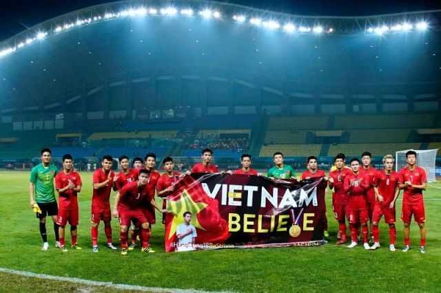 Siêu xe “khoác áo” quốc kỳ, cổ vũ bóng đá Việt Nam