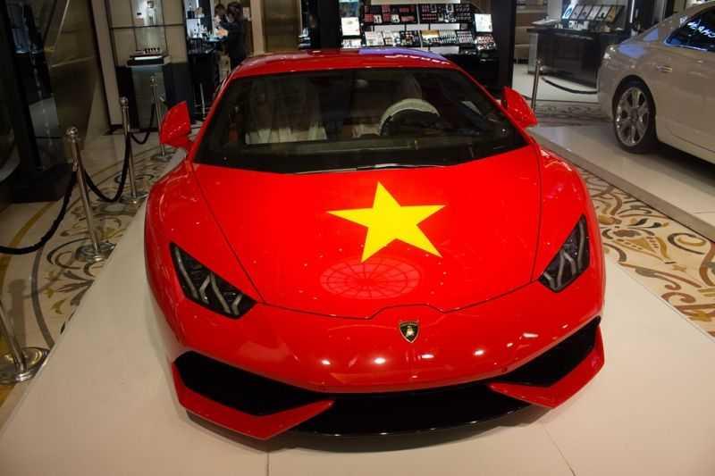 Siêu xe “khoác áo” quốc kỳ, cổ vũ bóng đá Việt Nam