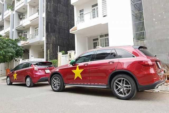 Siêu xe “khoác áo” quốc kỳ, cổ vũ bóng đá Việt Nam