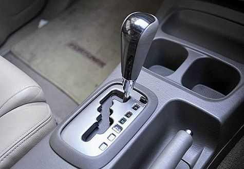 Nút Shift Lock trên khu vực cần số có tác dụng gì?