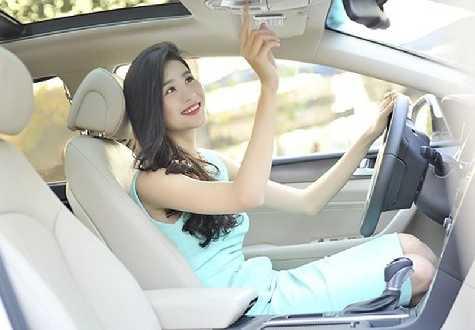 Nên mua xe có cửa sổ trời ?