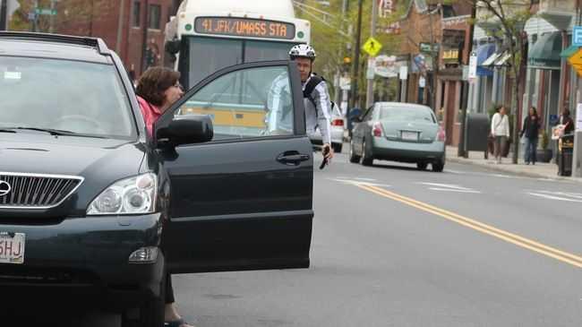 Mở cửa ô tô không quan sát: Nguy hiểm chết người!