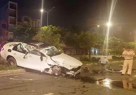 Tránh Container, xe Mercedes lật nhiều vòng trên đường Sài Gòn