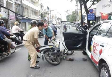 Mở cửa ô tô không quan sát: Nguy hiểm chết người!