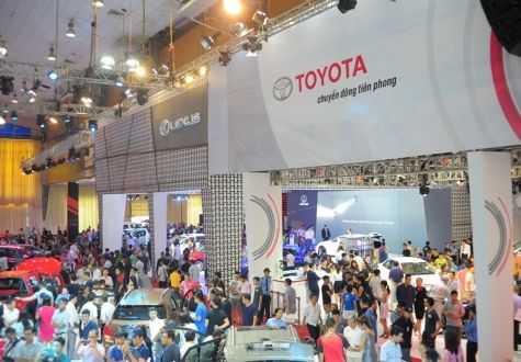 Chuyện tháng Ngâu: Xe lắp bán chậm, xe nhập bán "vèo vèo"