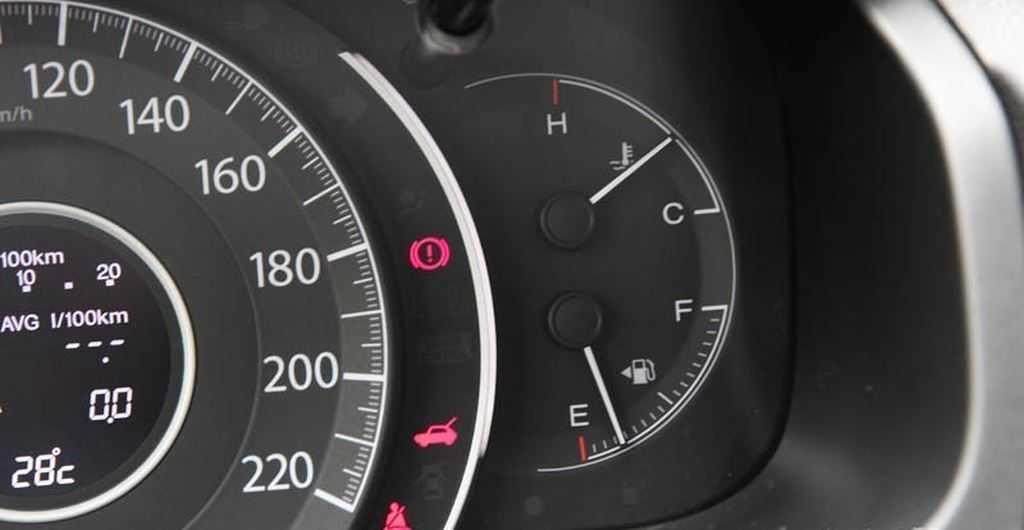 để xe cạn xăng