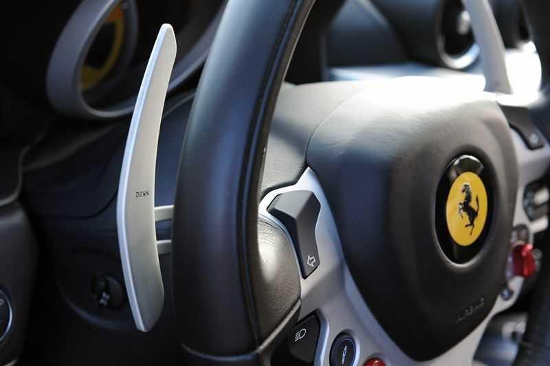 Lẫy chuyển số trên vô-lăng