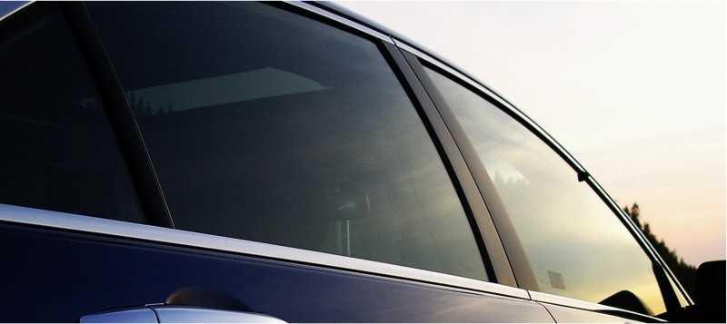 phim cách nhiệt tối màu dán cửa sổ bên hông