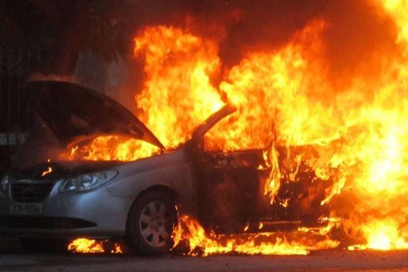 Không nghe điện thoại khi đang đổ xăng