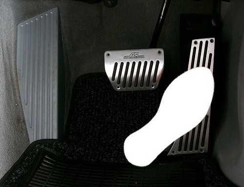 Để gót chân ở vị trí chân phanh và đạp một nửa chân ga bẳng cách xoay cổ chân sang phải.