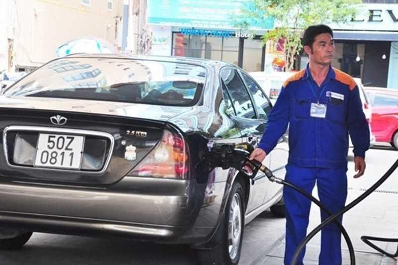 Không nên đổ xăng tràn bình