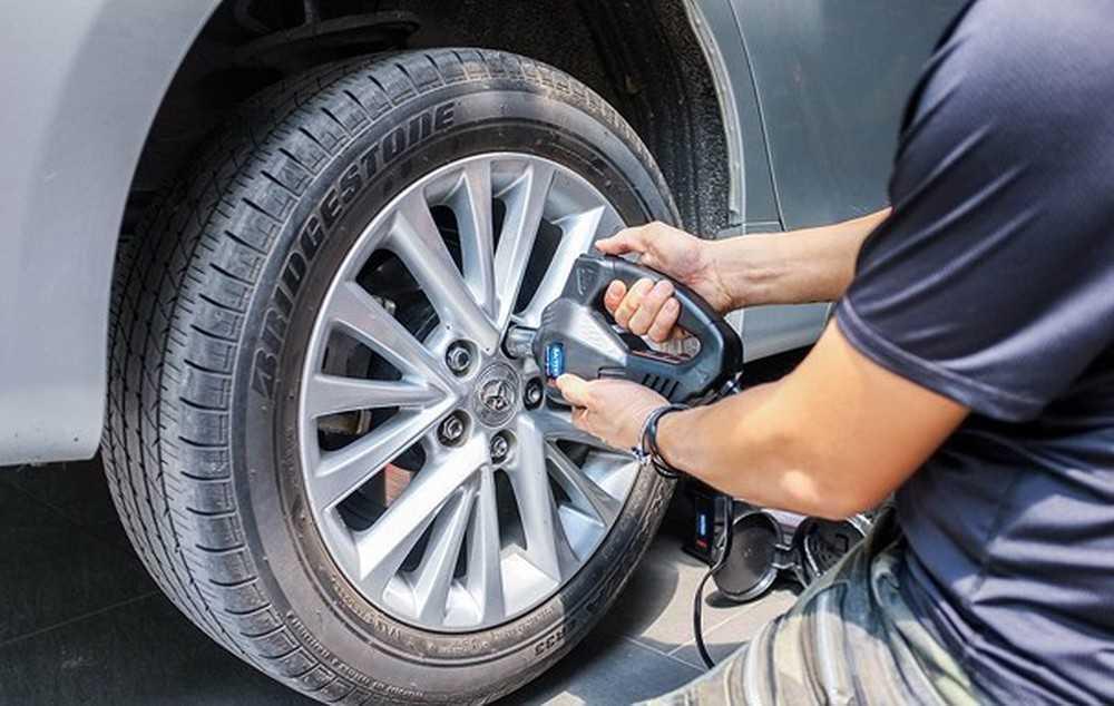 thay lốp dự phòng