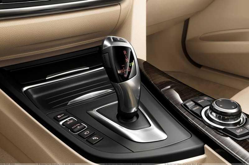 Để số N khi dừng xe tạm thời