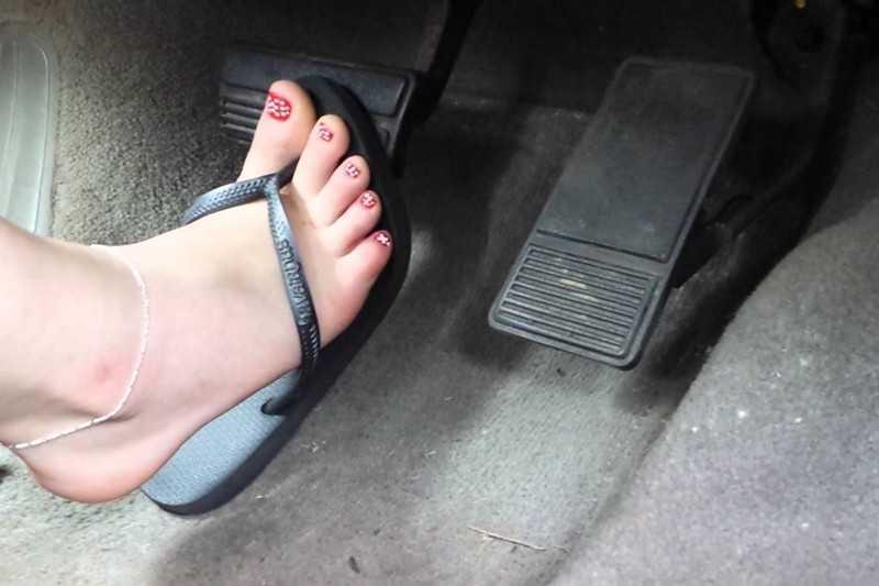 Không nên mang dép lái xe