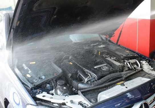 Nên rửa động cơ xe ô tô hay không?