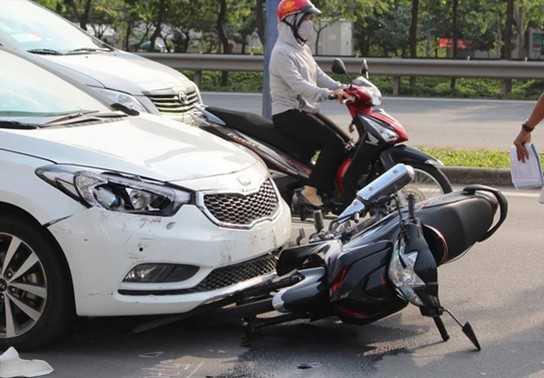 Vì sao “bán xăng cho phụ nữ là tội ác”?