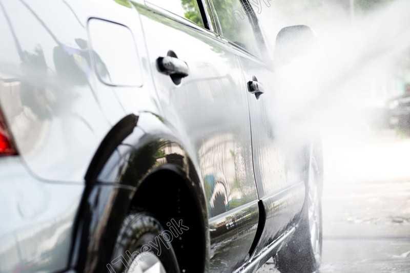 Nên xịt nước trước khi lau xe