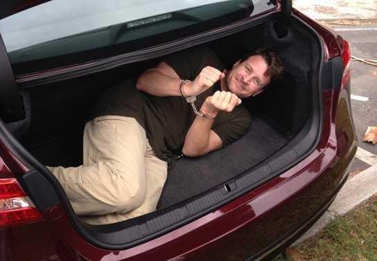 Làm gì khi bị nhốt trong cốp ô tô?