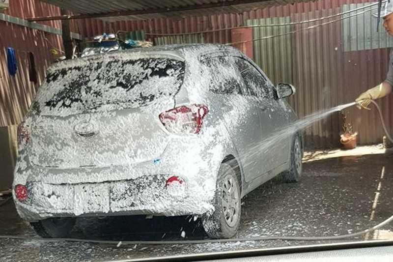 Nên dùng vòi xịt mạnh