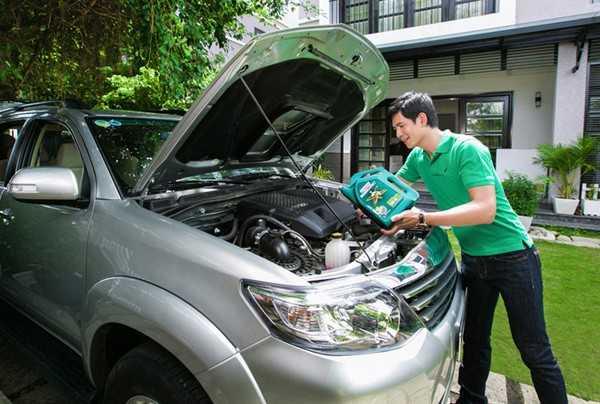 Làm ấm máy và bắt đầu thay dầu