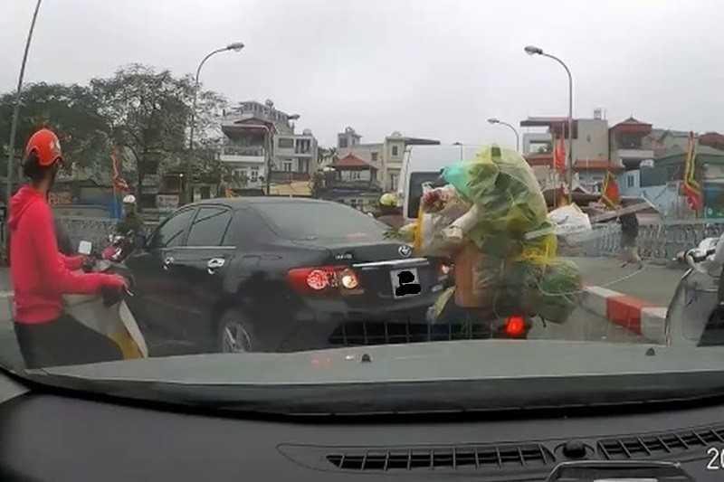 Vô tư lái xe không quan sát