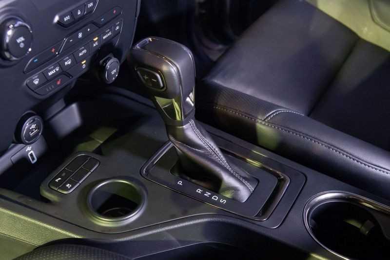 ford-everest-2018-chính-thuc-cong-bo-gia-2-phien-ban-ambiente