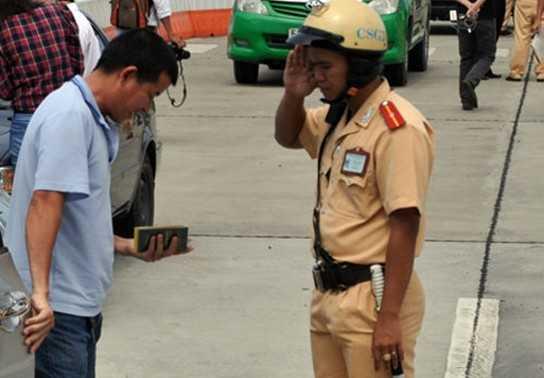 Làm gì khi bị CSGT dừng xe ô tô?