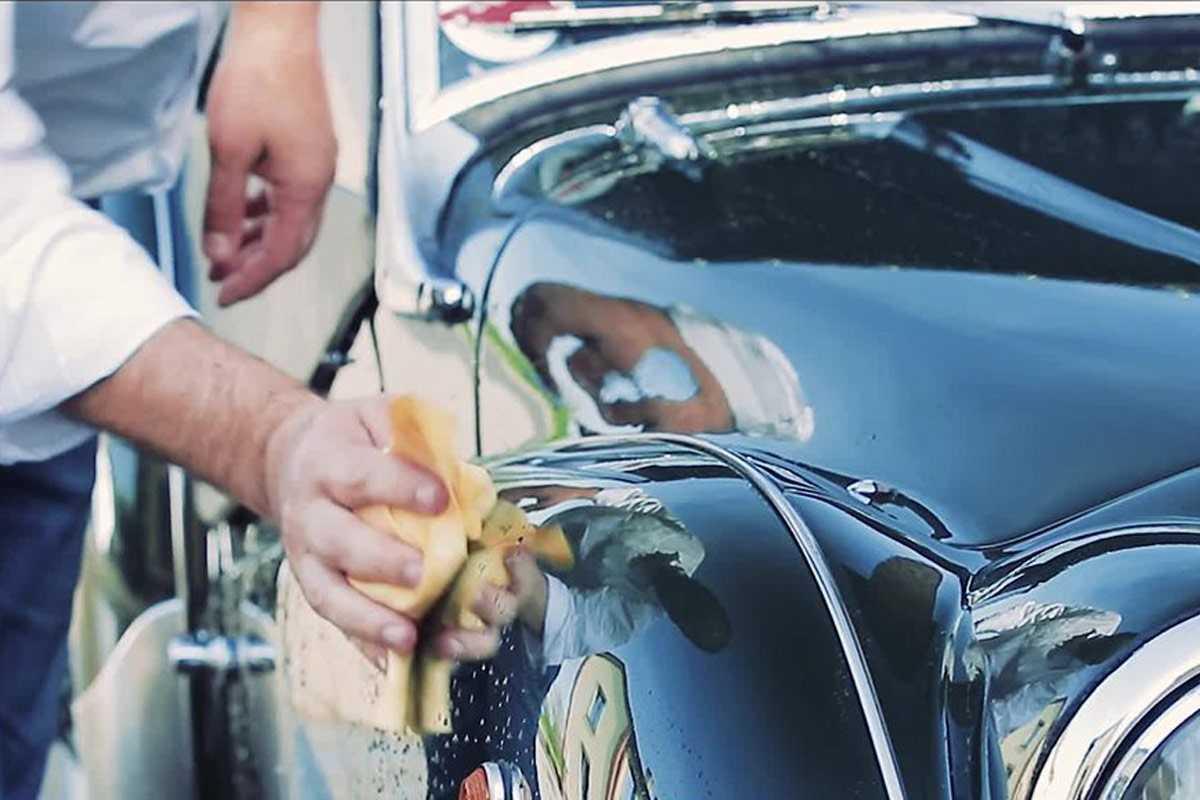 sử dụng sáp để lau bóng loáng xe