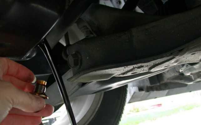 Xả hết nhớt bẩn trong động cơ