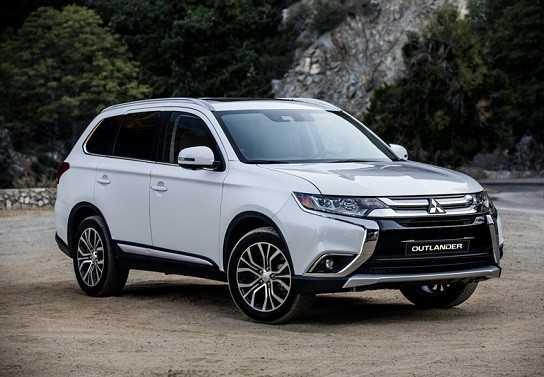 Đua doanh số CX-5 và CR-V, Mitsubishi Outlander ưu đãi 52 triệu đồng