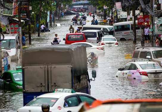 Hàng trăm ôtô chết máy trên đường ngập ở Sài Gòn